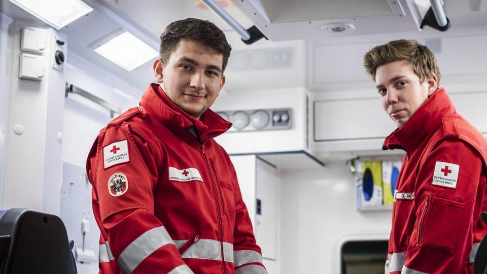 Das österreichische Rote Kreuz setzt bei der fachlichen Grundausbildung von Rettungssanitäter:innen auf die Lern-App von KnowledgeFox. Bild: RK NÖ
